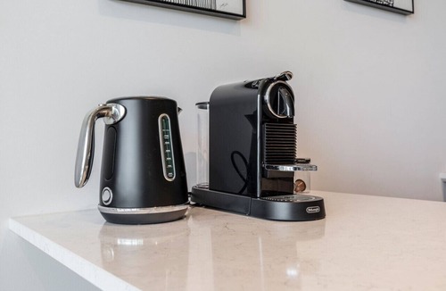 Williamstown Apartment | Modern 2 BRM Apt in Miami