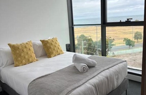 Williamstown Apartment | Modern 2 BRM Apt in Williamstown