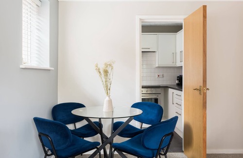 Leamington Spa Apartment | Modern | 2 Bed | Chestnut Court Leamington Spa