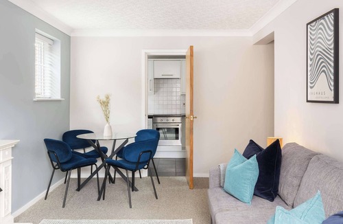 Leamington Spa Apartment | Modern | 2 Bed | Chestnut Court Leamington Spa