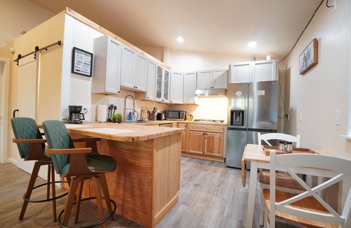 Des Moines House | Modern 2 King Bed Kitchen Airport LightRail