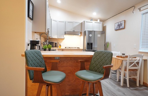 Des Moines House | Modern 2 King Bed Kitchen Airport LightRail