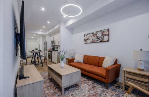 Kensington Apartment | Modern 2 King Bed | Skyline | Gym | Kensington| UG