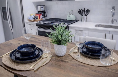Kensington Apartment | Modern 2 King Bed | Skyline | Gym | Kensington| UG