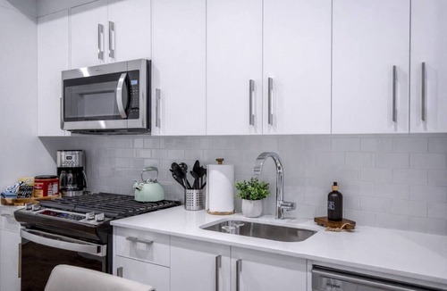 Kensington Apartment | Modern 2 King Bed | Skyline | Gym | Kensington| UG