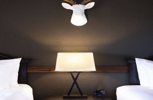 Boerne Hotel | Modern 2 Queens | Pool & Spa Access | 7 mi to Cave Without a Name Adventures