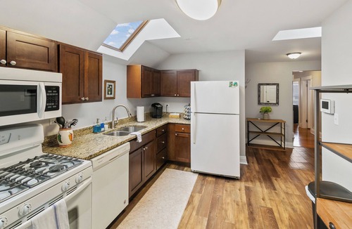Libertyville House | Modern 2-Story Convenient for Large Families