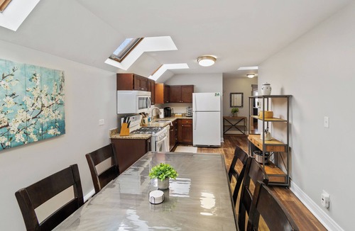 Libertyville House | Modern 2-Story Convenient for Large Families