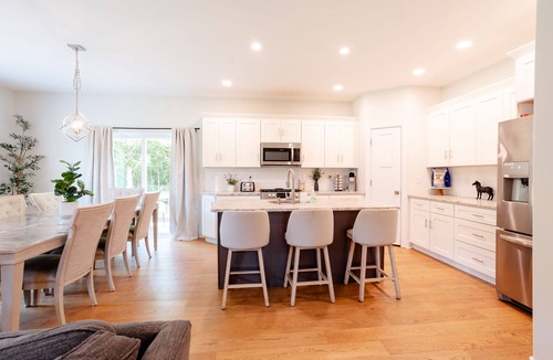 Saratoga Springs House | Modern 2 Story Home w/hot tub-2600 sq ft-2 acres