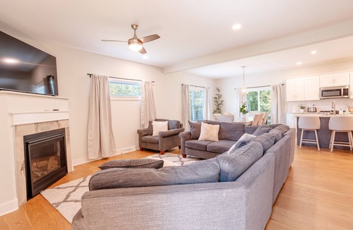 Saratoga Springs House | Modern 2 Story Home w/hot tub-2600 sq ft-2 acres