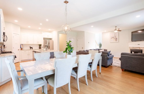 Saratoga Springs House | Modern 2 Story Home w/hot tub-2600 sq ft-2 acres