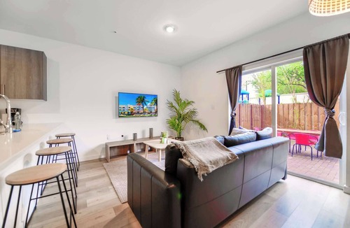 Golden Glades Condo | Modern 2-Story Townhouse w/2 Free Parking Spots