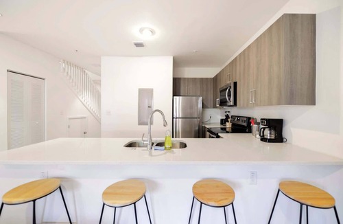 Golden Glades Condo | Modern 2-Story Townhouse w/2 Free Parking Spots