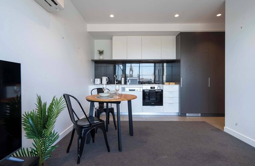 Hawthorn Apartment | Modern 2B Apt with Views Near Swinburne University