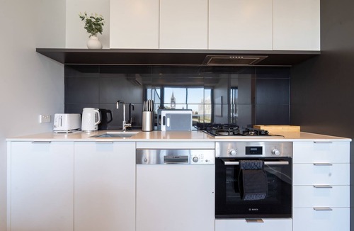 Hawthorn Apartment | Modern 2B Apt with Views Near Swinburne University