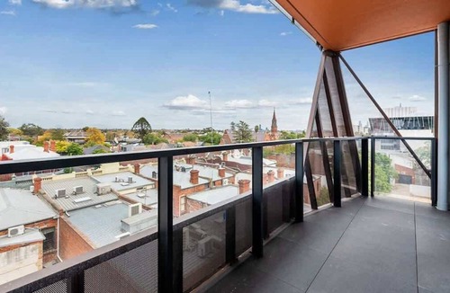 Hawthorn Apartment | Modern 2B Apt with Views Near Swinburne University
