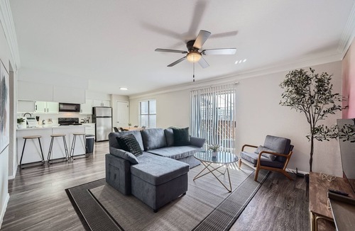 Brentwood Apartment | Modern 2B Getaway | W/D, Pool, Prkg |10min > DTWN