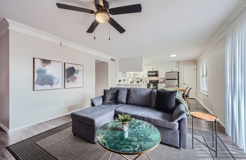 Brentwood Apartment | Modern 2B Getaway | W/D, Pool, Prkg |10min > DTWN
