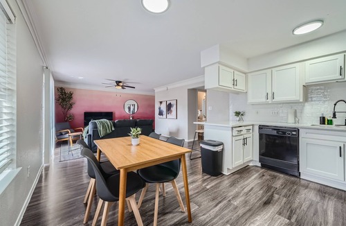 Brentwood Apartment | Modern 2B Getaway | W/D, Pool, Prkg |10min > DTWN