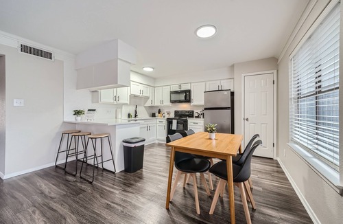 Brentwood Apartment | Modern 2B Getaway | W/D, Pool, Prkg |10min > DTWN