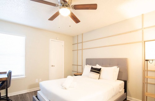 Barton Hills Apartment | Modern 2B near Downtown w/ Queen Beds, Gym, Pool