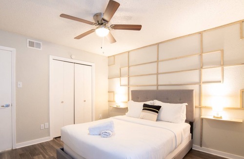 Barton Hills Apartment | Modern 2B near Downtown w/ Queen Beds, Gym, Pool