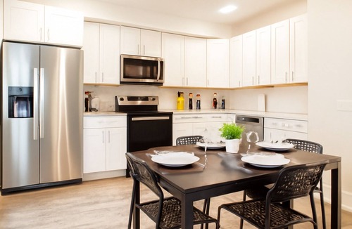 Kensington Apartment | Modern 2BD 2BA Queen Bed Work Desk WiFi W/D