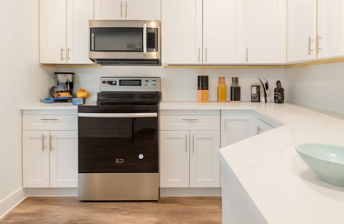 Kensington Apartment | Modern 2BD 2BA Queen Bed Work Desk WiFi W/D