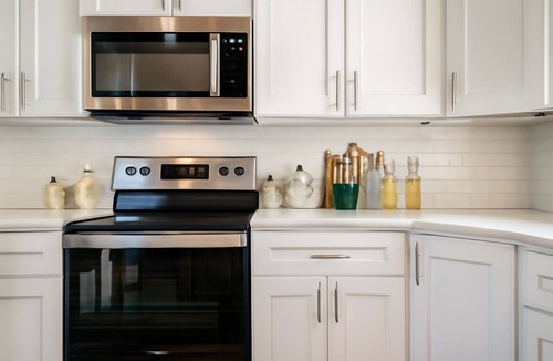 Kensington Apartment | Modern 2BD 2BA Queen Bed Work Desk WiFi W/D