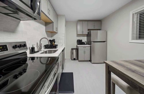 Hazel Park Apartment | Modern 2BD Apartment Near Royal Oak