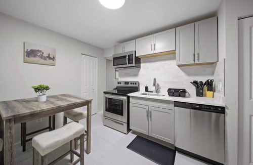 Hazel Park Apartment | Modern 2BD Apartment Near Royal Oak