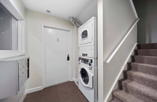 Hazel Park Apartment | Modern 2BD Apartment Near Royal Oak