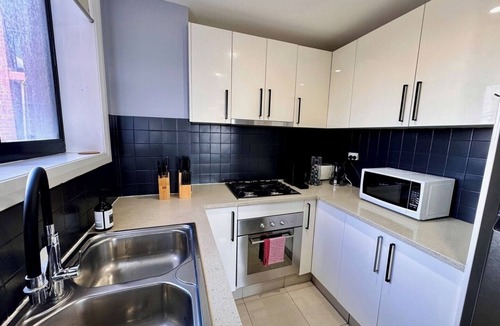 Parramatta Apartment | Modern 2Bdr Apt 7mins to Paramatta Train Station