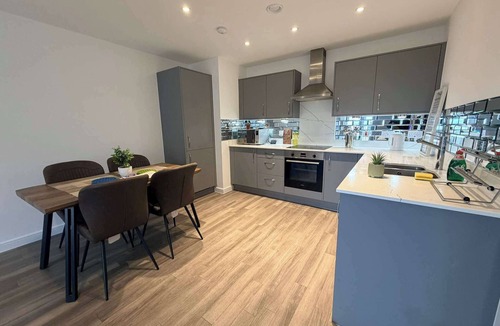 Watford Apartment | Modern 2BDR Oasis Home by Watford General