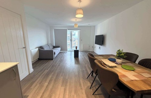 Watford Apartment | Modern 2BDR Oasis Home by Watford General