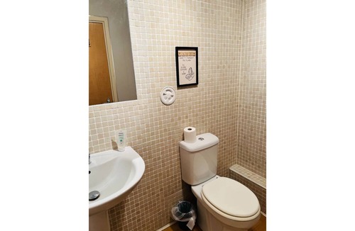 Seafield Villa | Modern 2bed 2bath serviced Apartment