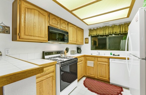 Big Bear Lake Apartment | Modern 2BR/2.5BA Resort Condo: Attached Garage, Pond Views & Steps to Resort