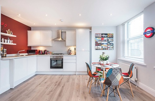 Brondesbury Apartment | Modern/2BR/2 BA/Near shops & cafes