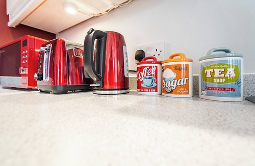 Brondesbury Apartment | Modern/2BR/2 BA/Near shops & cafes