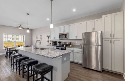Grandville Condo | Modern 2BR + 2BA Condo with Garage & Patio