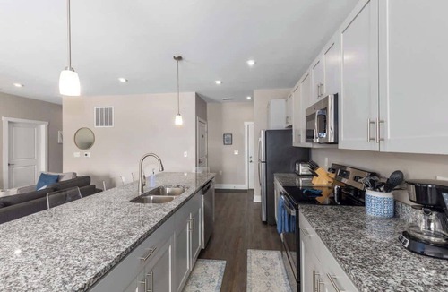 Grandville Condo | Modern 2BR & 2BA Condo with Garage & Patio