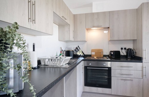 George Green Apartment | Modern 2BR/2BA Heathrow Apartment + Free Parking