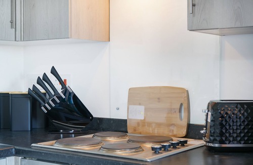 George Green Apartment | Modern 2BR/2BA Heathrow Apartment + Free Parking