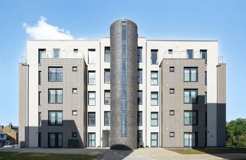 George Green Apartment | Modern 2BR/2BA Heathrow Apartment + Free Parking