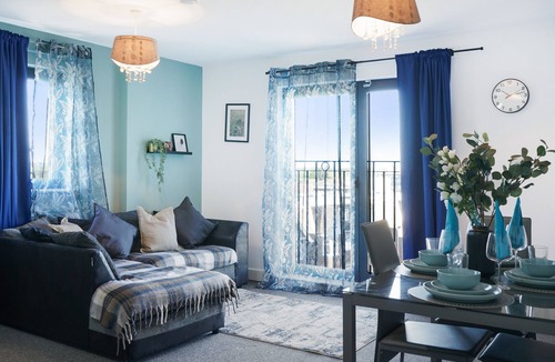 George Green Apartment | Modern 2BR/2BA Heathrow Apartment + Free Parking