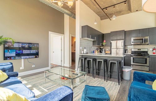 Near South Side Hotel | Modern 2BR 2BA Suite Near McCormick Place & Chicago Downtown