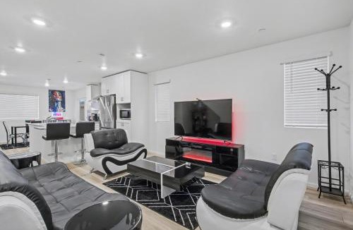 Commerce City House | Modern 2BR 2BA Townhome 15 Min to DEN Airport