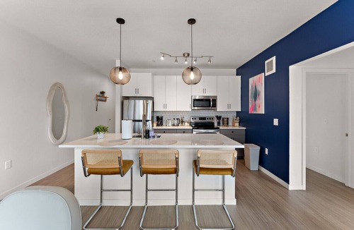 Downtown Minneapolis Apartment | Modern 2BR/2BA with Parking near Downtown