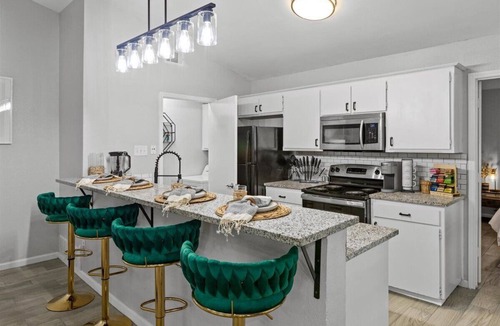 West Arlington House | Modern 2BR 4 Mi to AT&T Stadium Sleeps 6