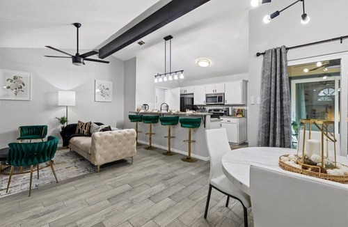 West Arlington House | Modern 2BR 4 Mi to AT&T Stadium Sleeps 6